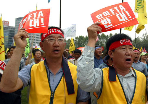 한-미 FTA 반대 피켓을 들고 함성을 지르고 있는 농민들. 